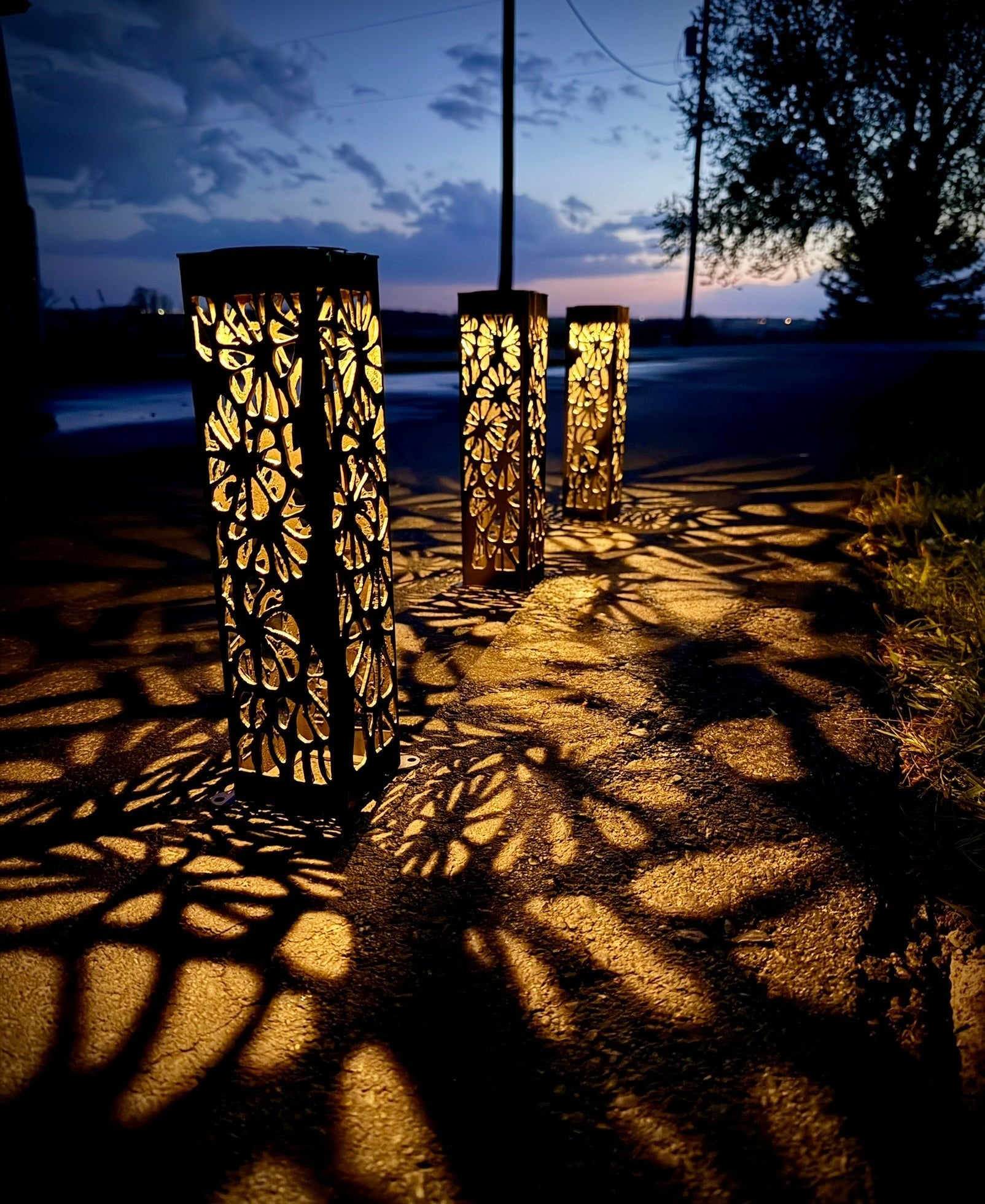 Floral Burst Steel Solar Luminary Pillar